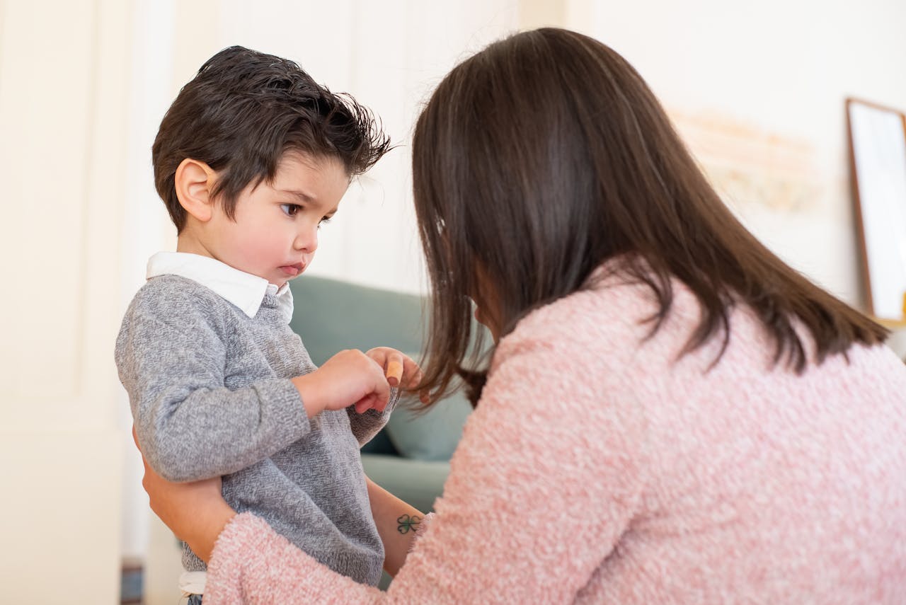 子どもの話を聴く母親